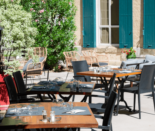 Mouriès maison de famille servanes Chateau Alpilles restaurant 13