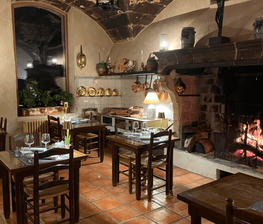 Mouriès maison de famille servanes Chateau Alpilles restaurant salle a manger 13